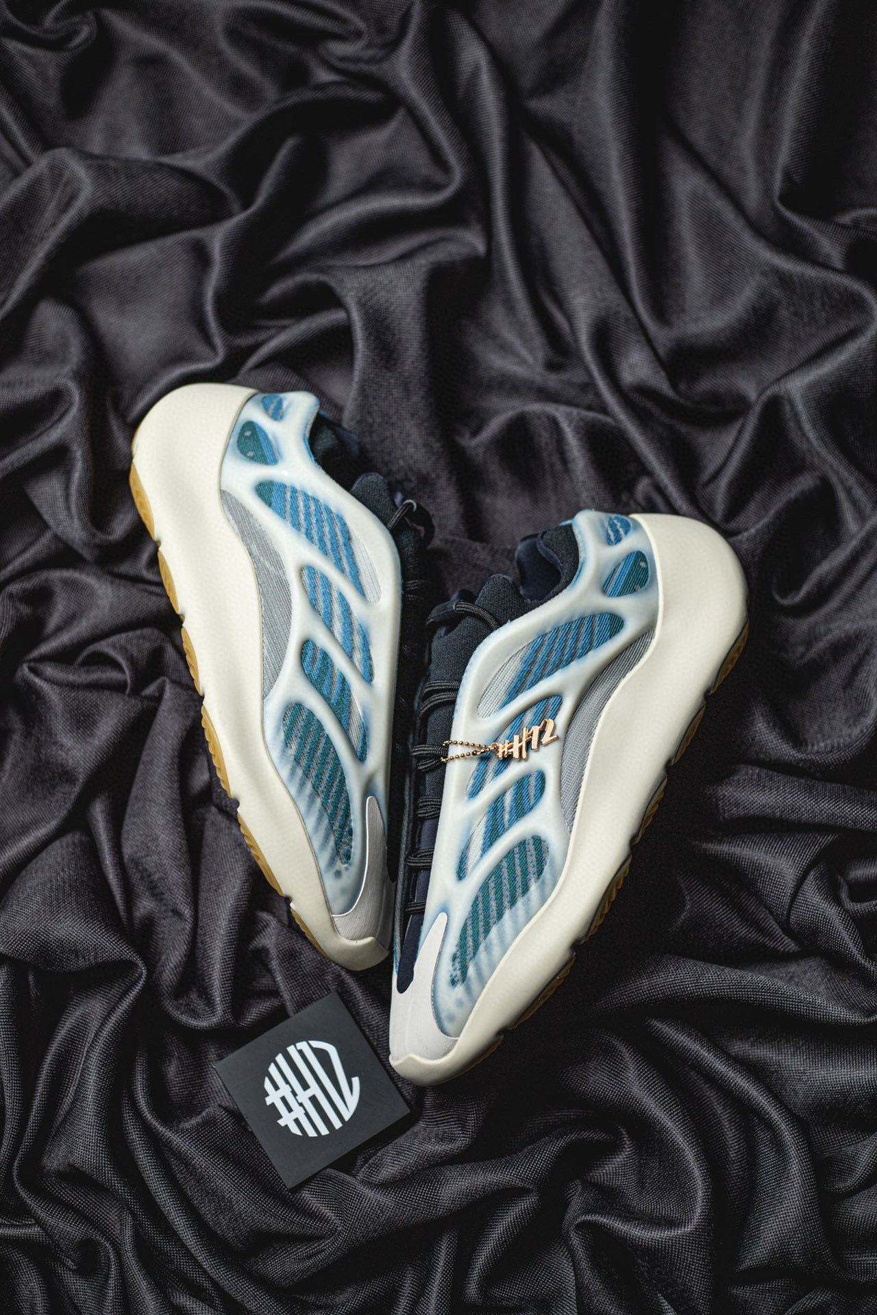 H12 이지부스트 700 V3 카이아나이트 GY0260