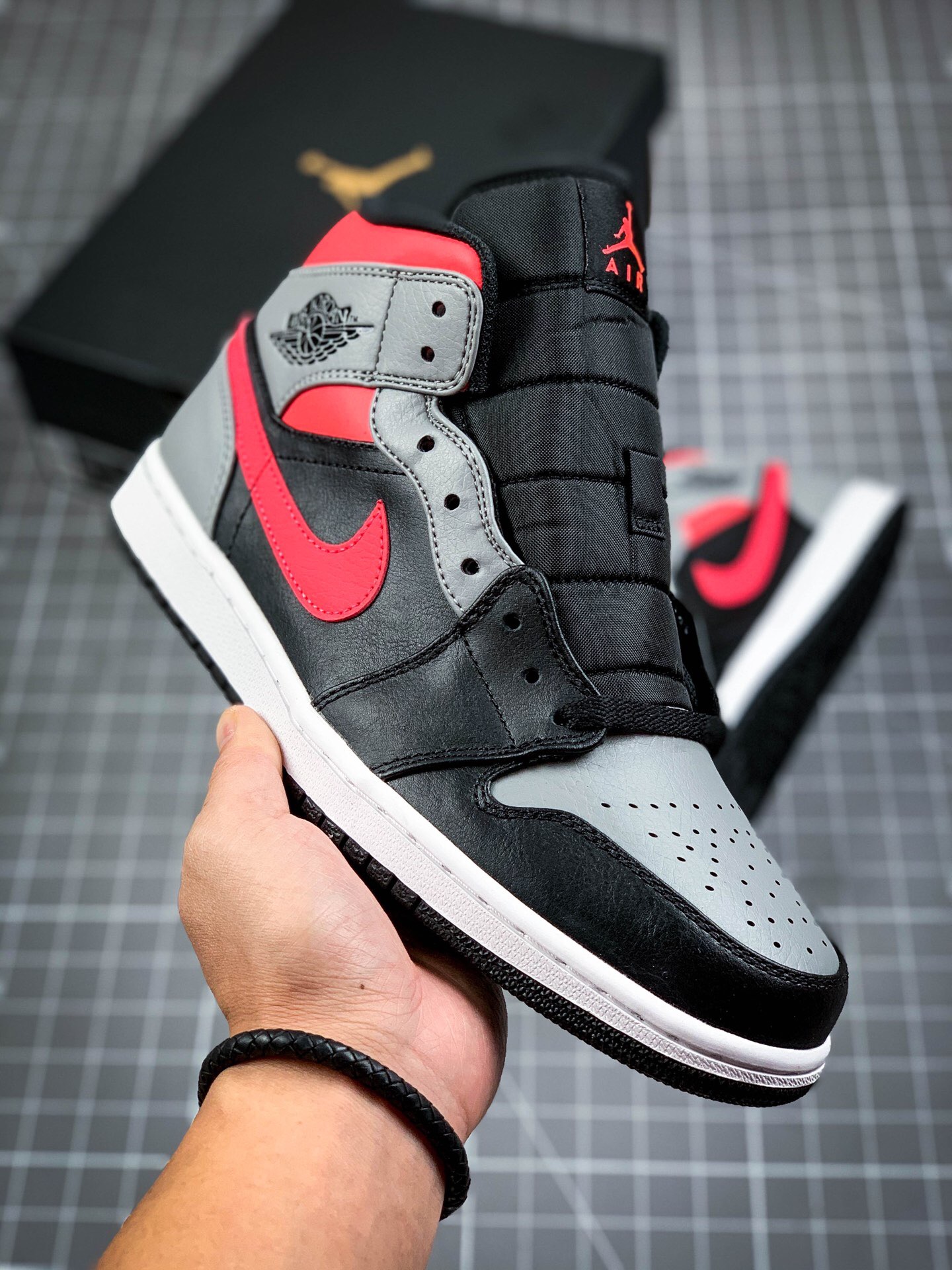 Jordan 1 Mid  554724-059