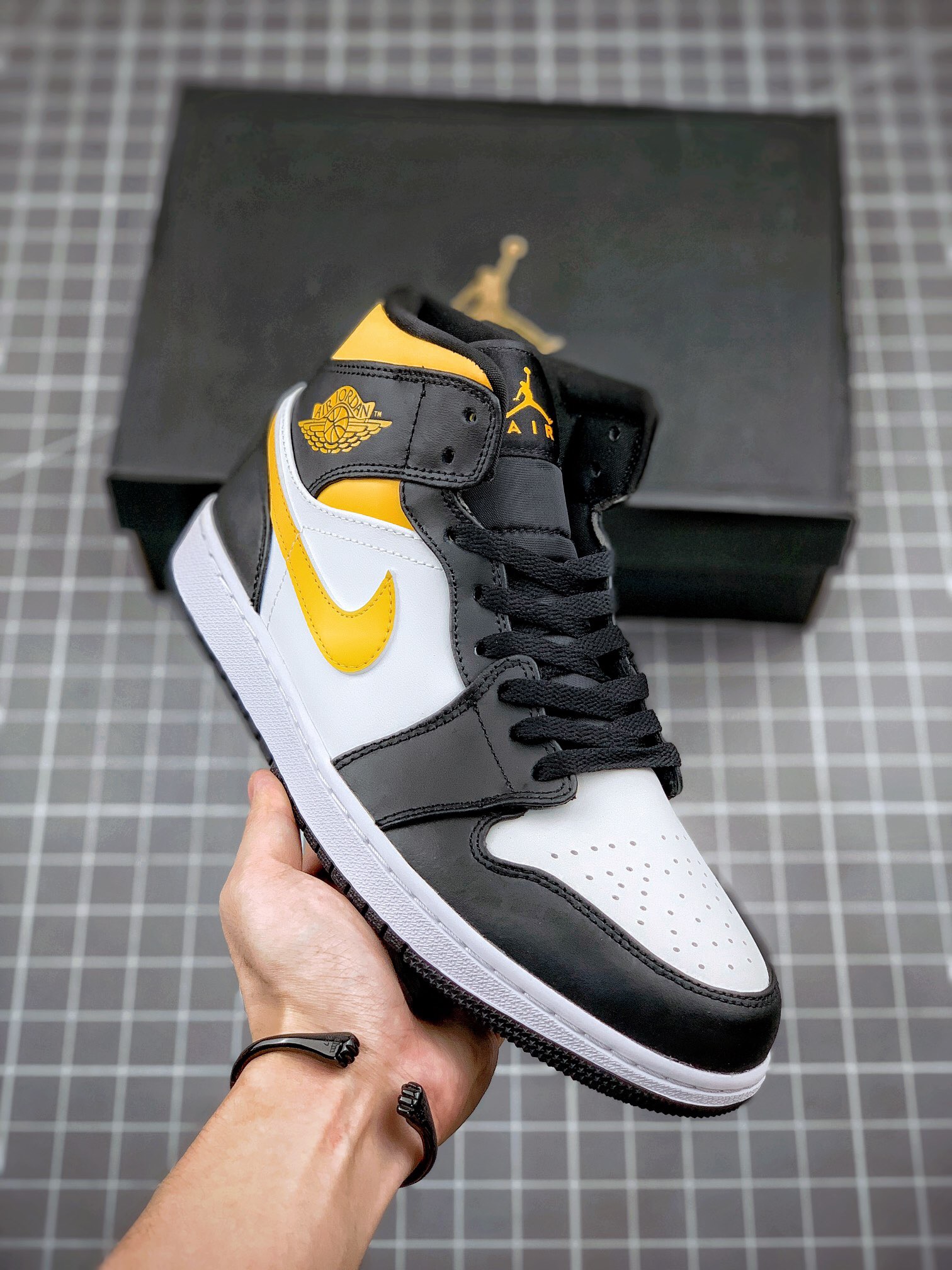 Jordan 1 Mid  554724-177