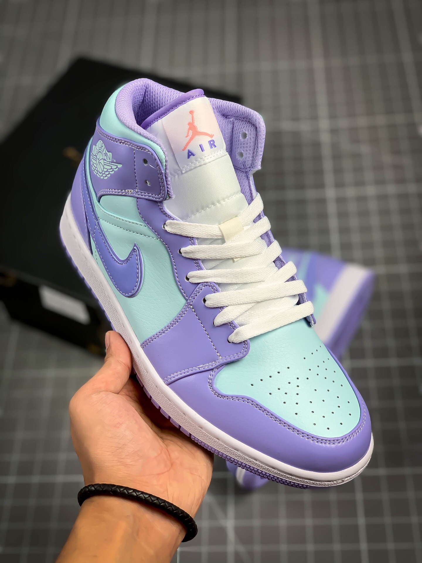 Jordan 1 Mid  554724-500