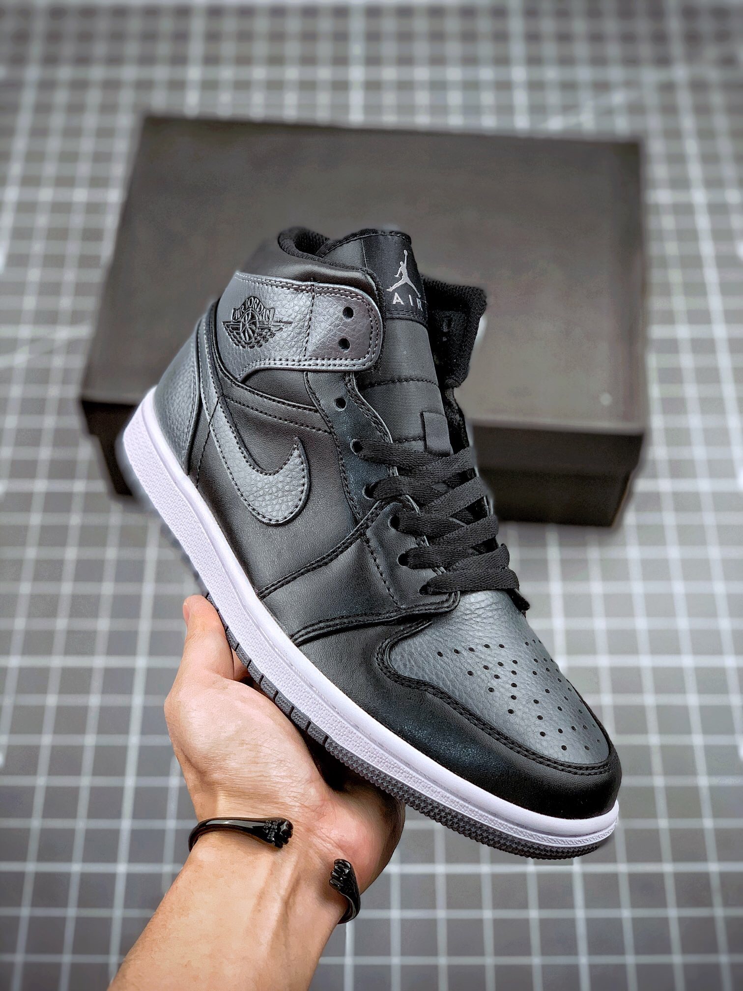 Jordan 1 Mid  554724-041