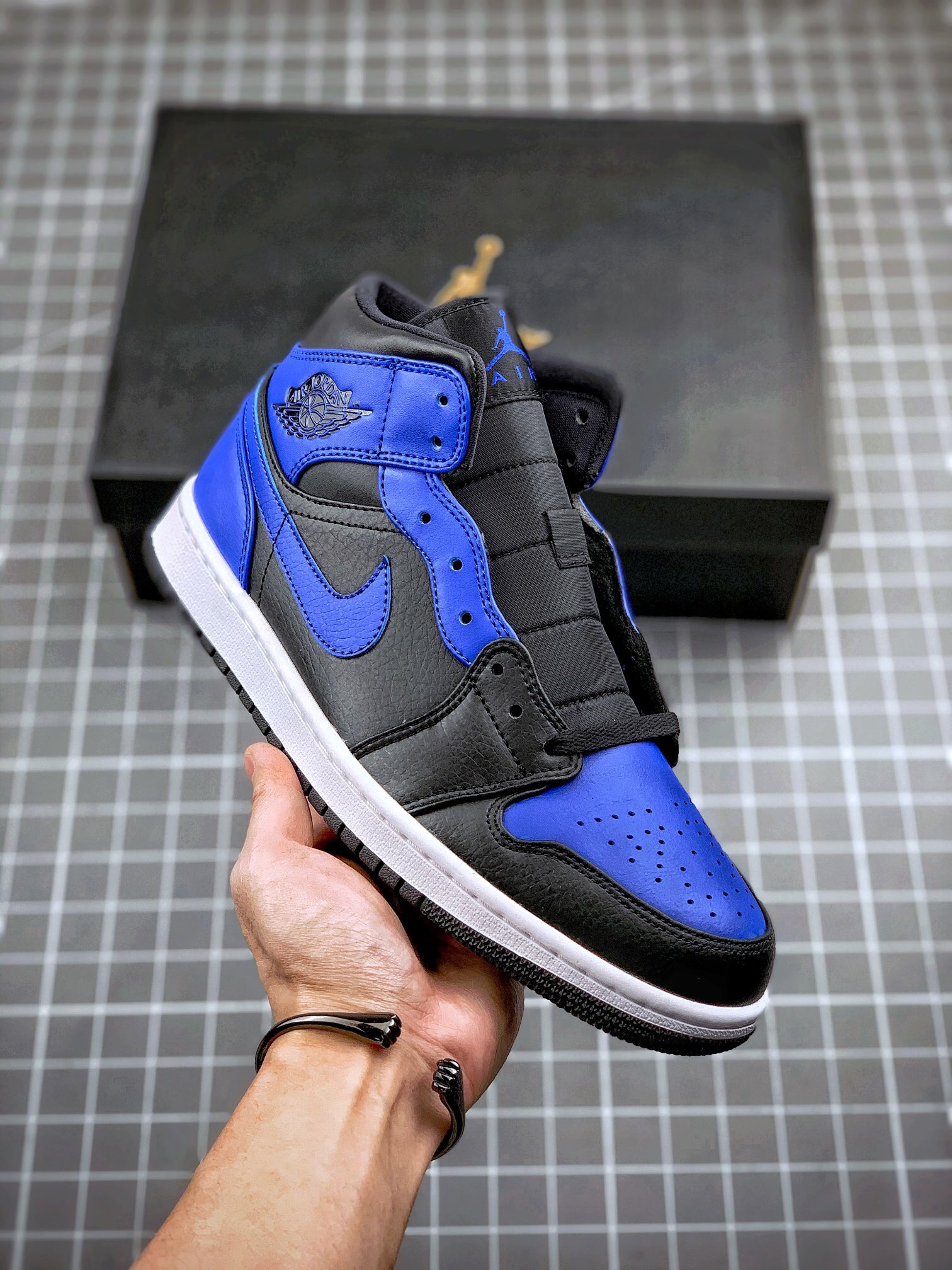 Jordan 1 Mid  554724-077
