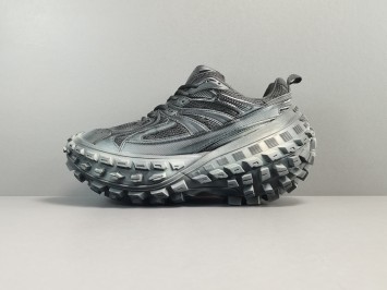 발렌시아가 디펜더 스니커 블랙 685613W2RA61000