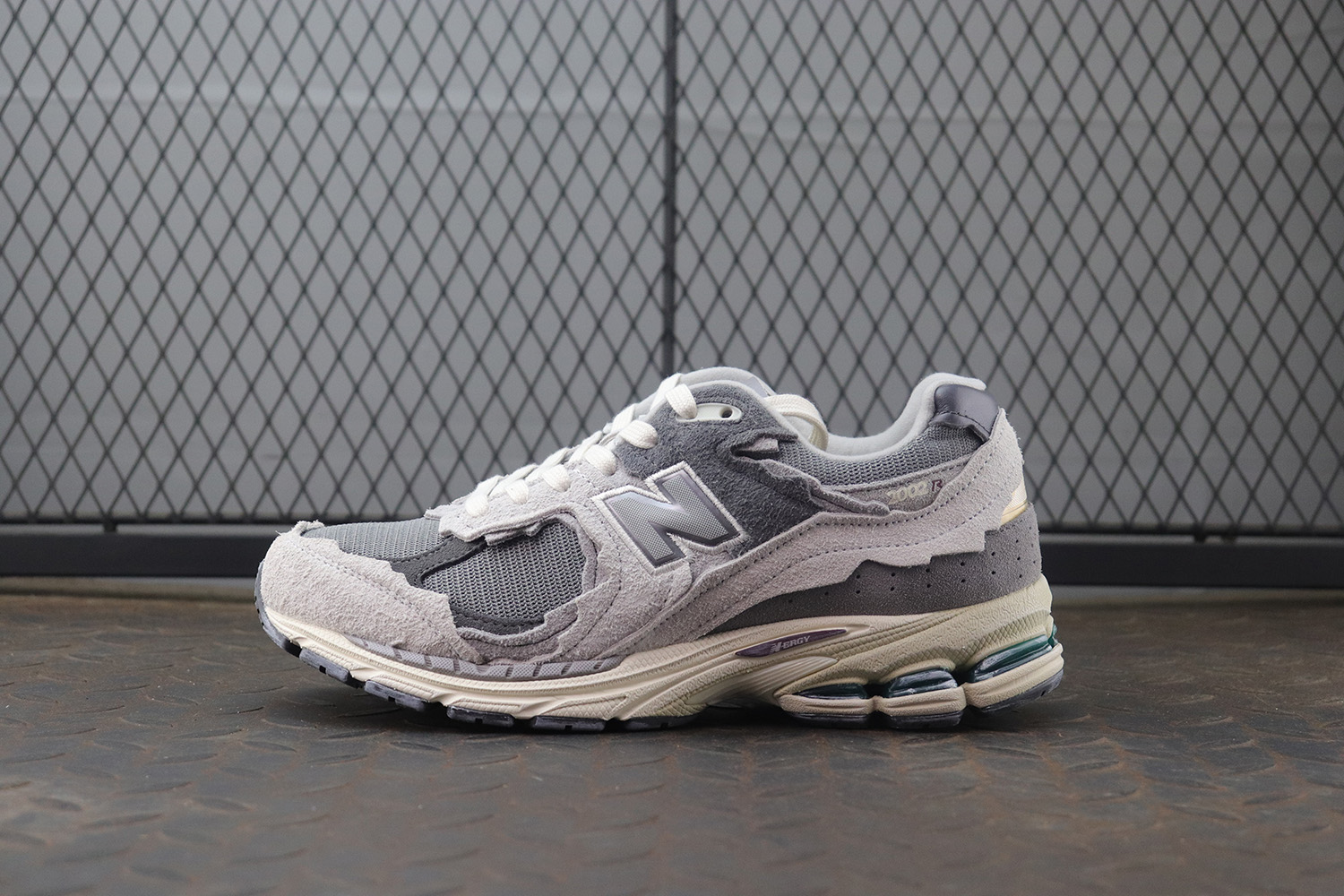 ZH 뉴발란스 2002R 프로텍션 팩 레인 클라우드 M2002RDA