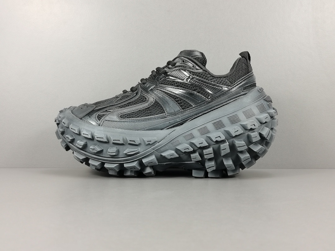 WM 발렌시아가 디펜더 스니커즈 블랙 685613W2RA61000