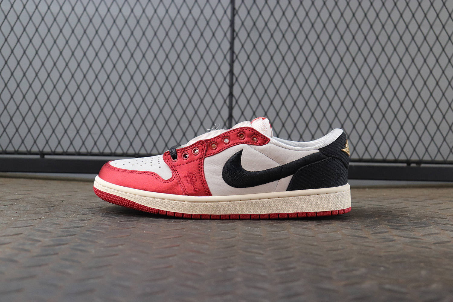 조던 1 x 트로피 룸 레트로 로우 OG SP 세일 바시티 레드 FN0432-100