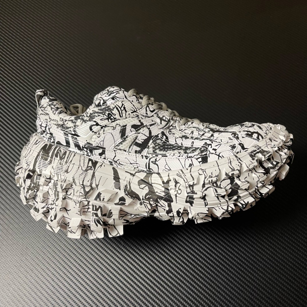 OK 발렌시아가 디펜더 스니커즈 685613W2RG19010