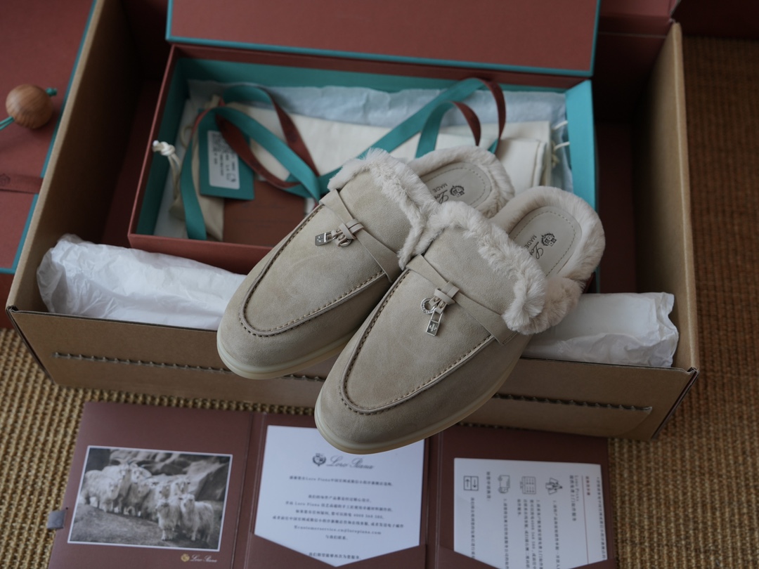 로로피아나 Loro Piana Babouche Charms Walk