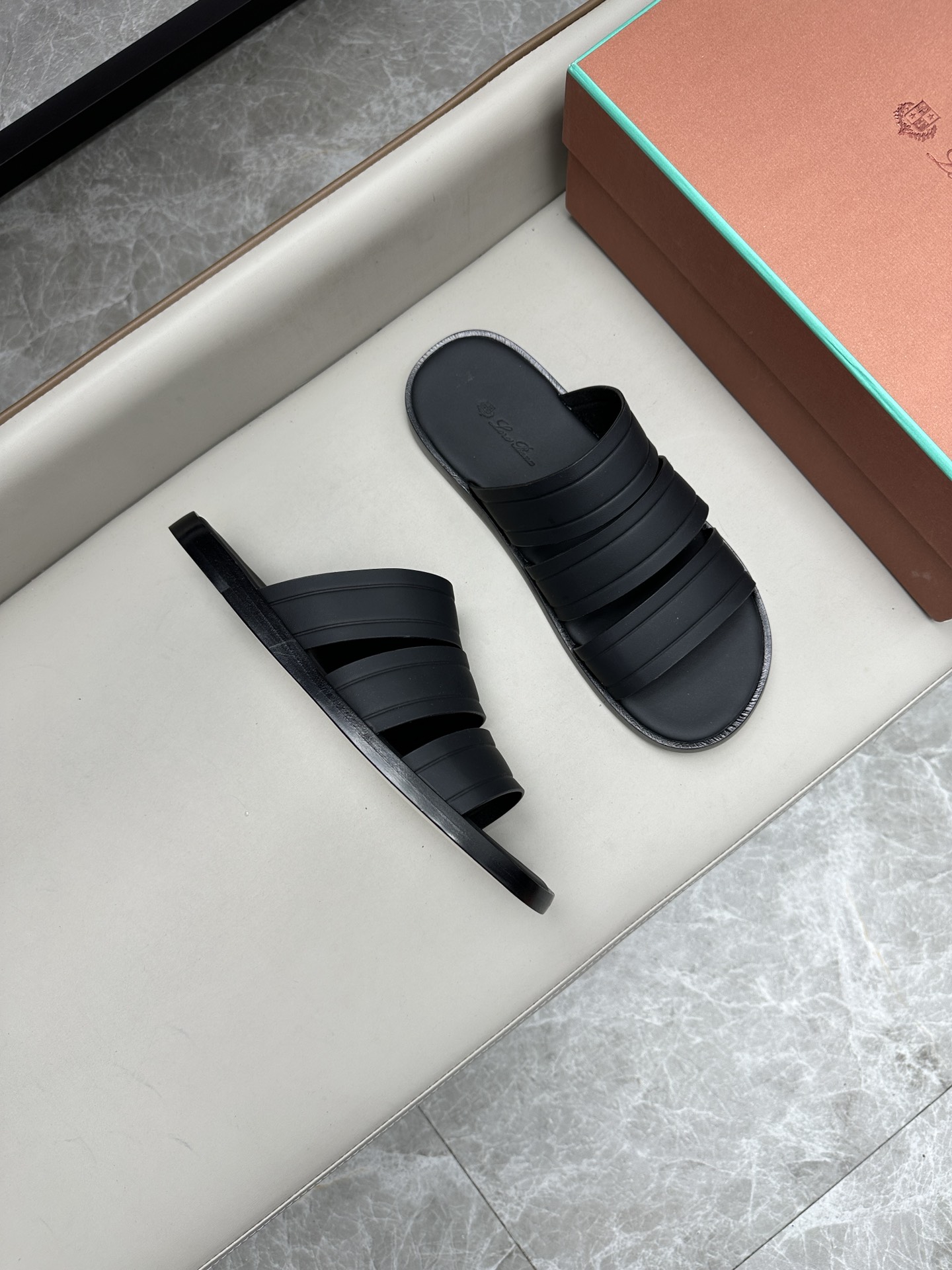 로로피아나 Loro Piana Naha