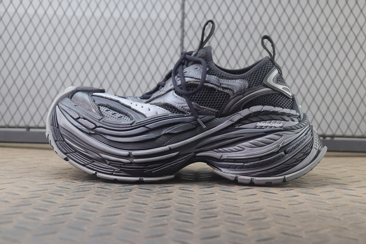 XA Balenciaga 16XL Sneaker in Black